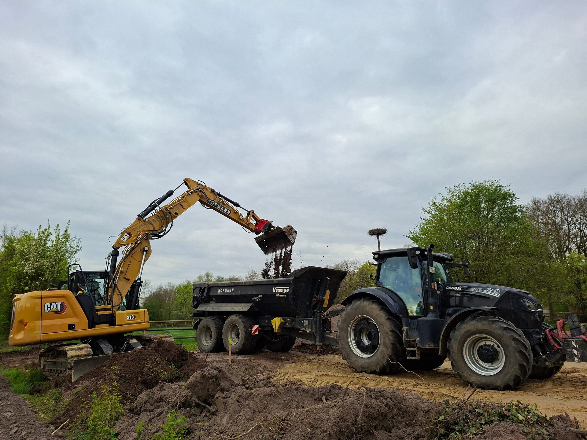 Schwarzer Bagger im Einsatz auf der Baustelle
